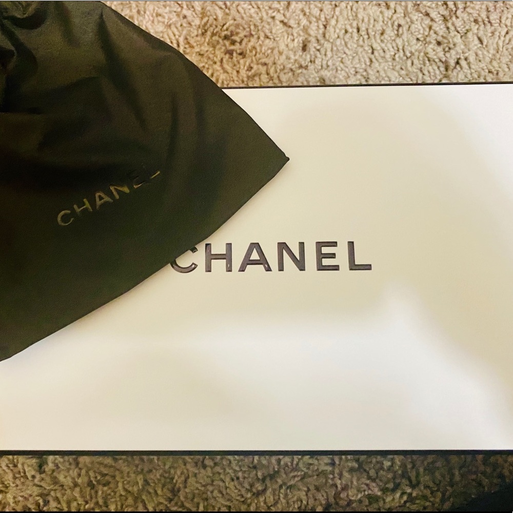 NEW Chanel Box with pouch